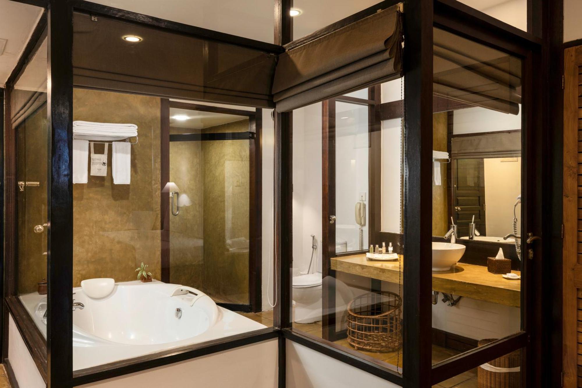 Deluxe Twin Room Sea View at Center Point Black Coral & at Seaside Social restaurants