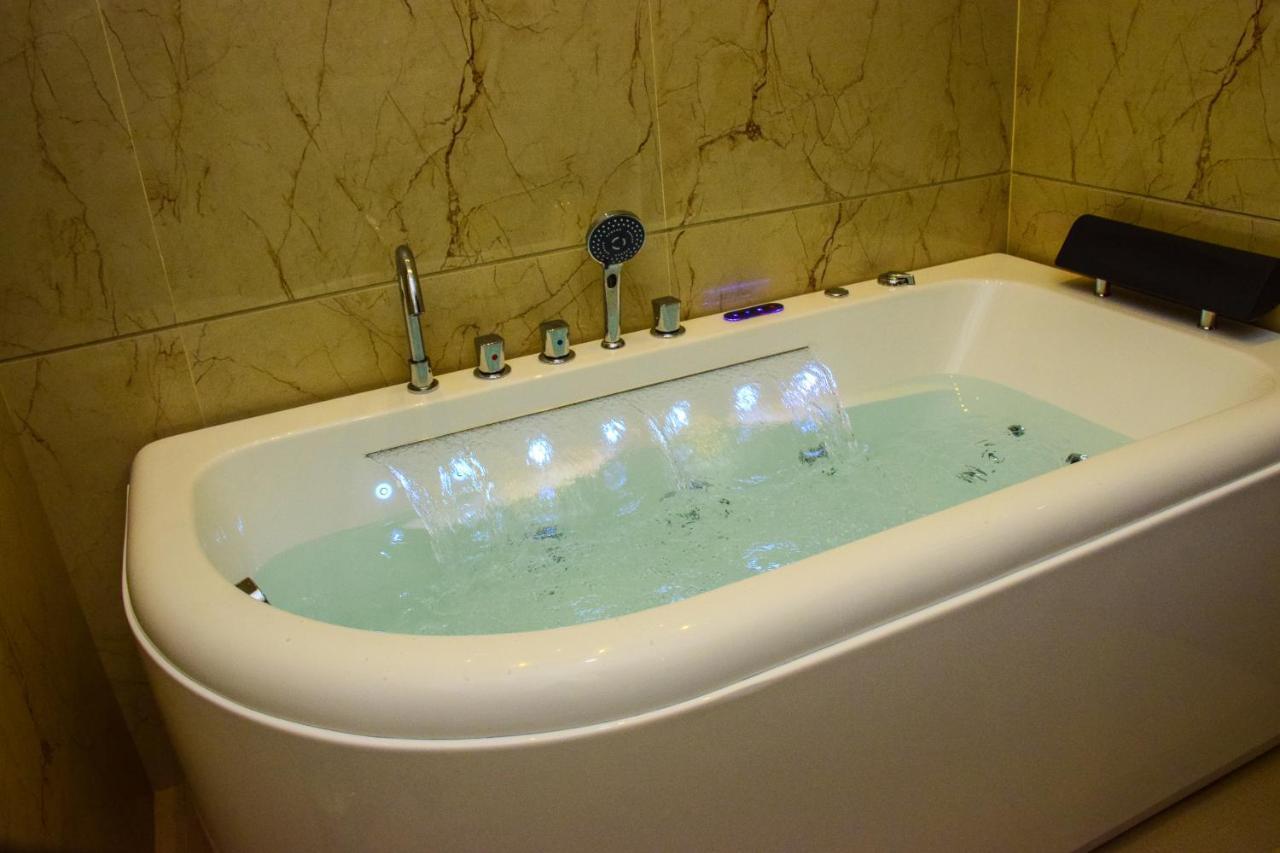 Family Suite Hot Tub Early Check & Late Check-out on Availability