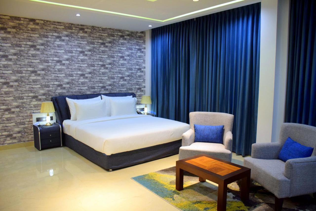 Family Suite Hot Tub Early Check & Late Check-out on Availability