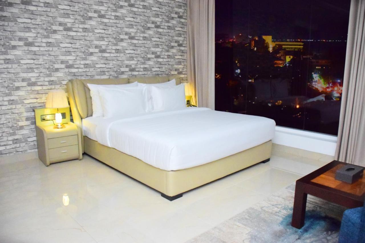 Family Suite Hot Tub Early Check & Late Check-out on Availability