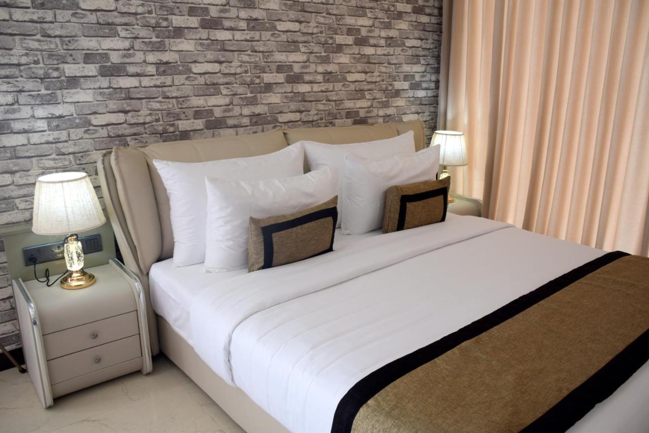Family Suite Hot Tub Early Check & Late Check-out on Availability