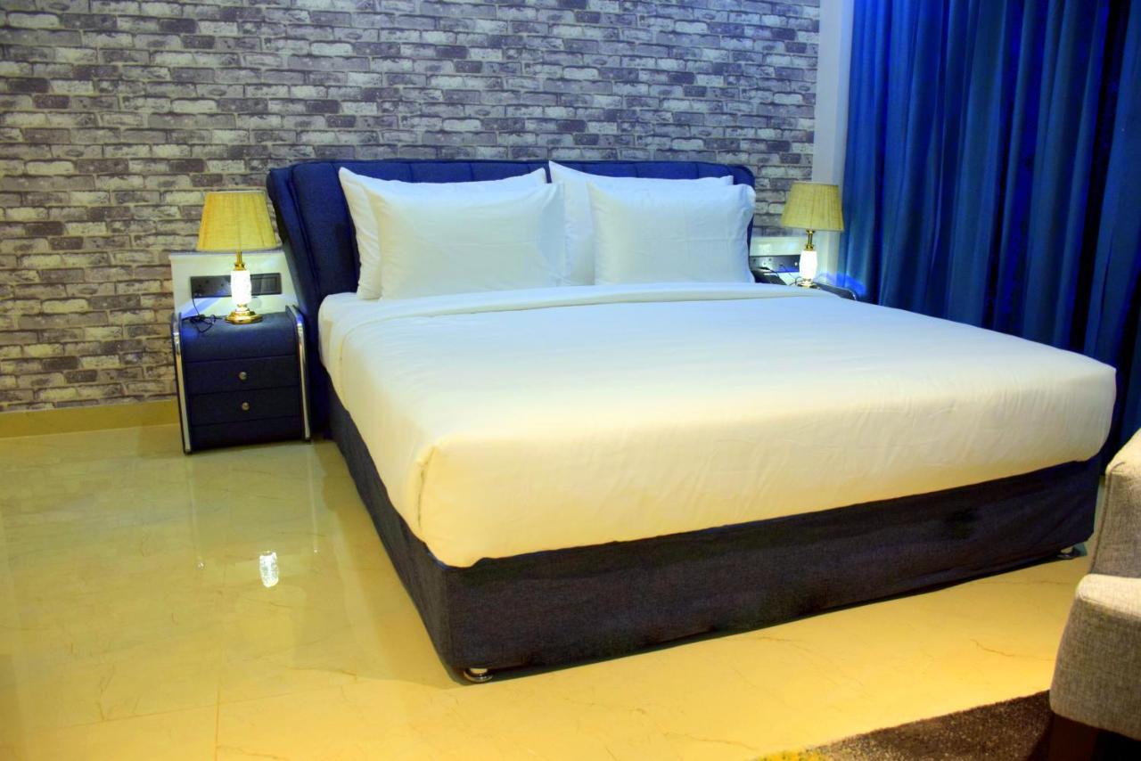 Family Suite Hot Tub Early Check & Late Check-out on Availability