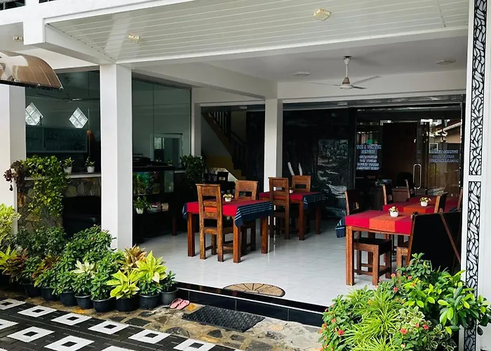 Funwhales Rest House Negombo